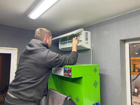 Установка кондиционера Kentatsu в цехе по ремонту БелАЗов в Кемерово — профессиональная работа компании «Буран Климат»