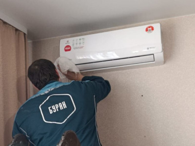 Бригада монтажников Артём и Максим выполнили сервисное обслуживание сплит-системы для нашей клиентки Анны в Новосибирске