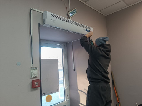 Компания «Буран» в Кемерово выполнила монтаж тепловой завесы и потолочного инфракрасного обогревателя на Дзержинского, 21