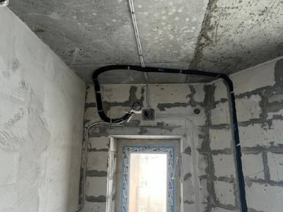 Закладка трассы под сплит-систему в Барнауле на этапе ремонта — объект на улице Папанинцев, 143