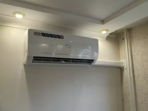 Монтаж кондиционера Loriot Skyline 09 в Новосибирске — объект на Промышленной, впереди установка на Б. Богаткова