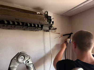 Установка кондиционера Royal Thermo Siena в хрущёвке: решение для жары на последнем этаже