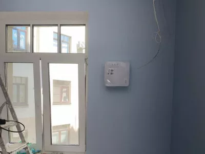 Установка трех приточных клапанов Tion Light в квартиру Сергея: решение проблемы духоты без открывания окон