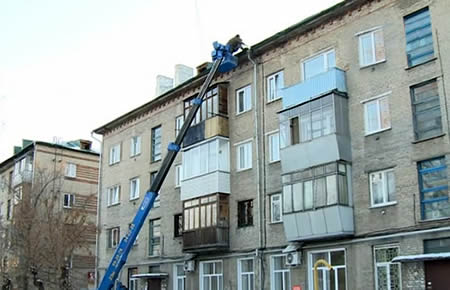 Монтаж системы антиобледенения по карнизу крыши.